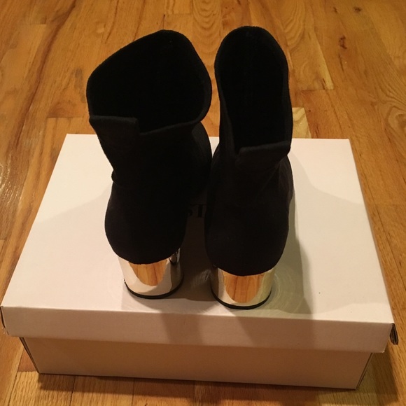 🔥CLEARANCE🔥Beautiful Black Suede JustFab Booties - Picture 3 of 6